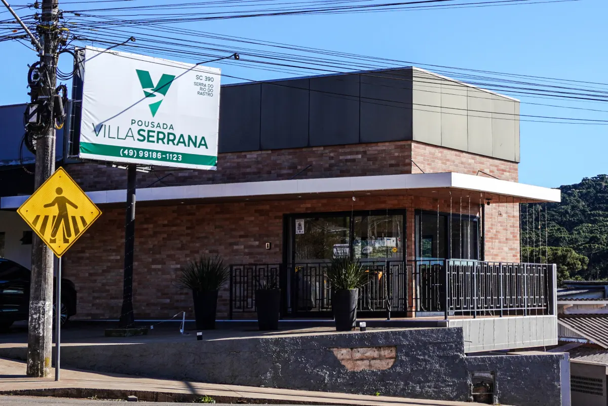 Fachada Villa Serrana rua
