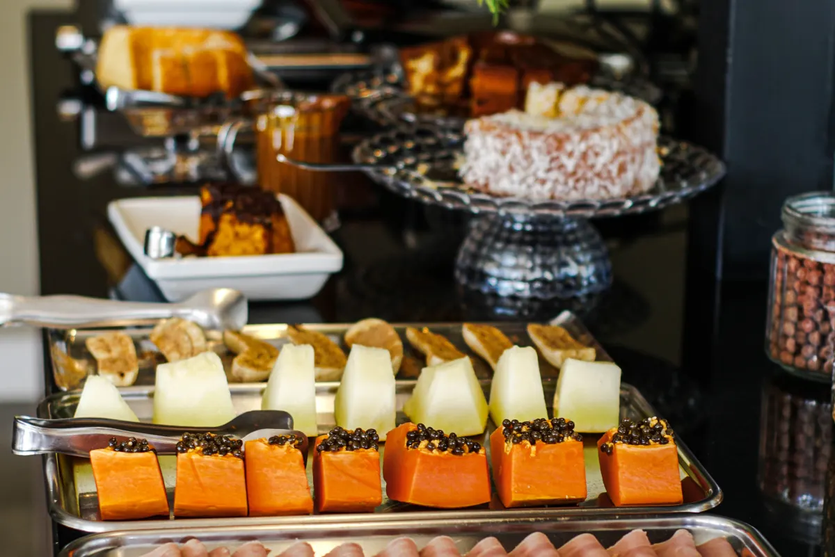 Doces e frutas café da manhã